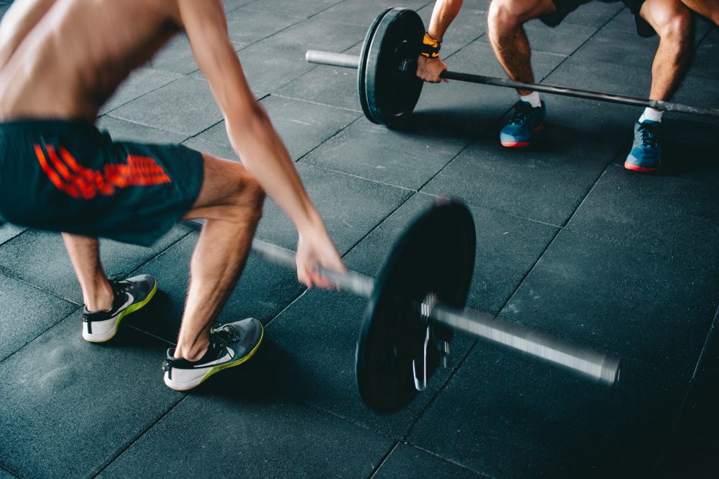 Man die snel sporten tussen de werkuren door beoefent in trainingskleding