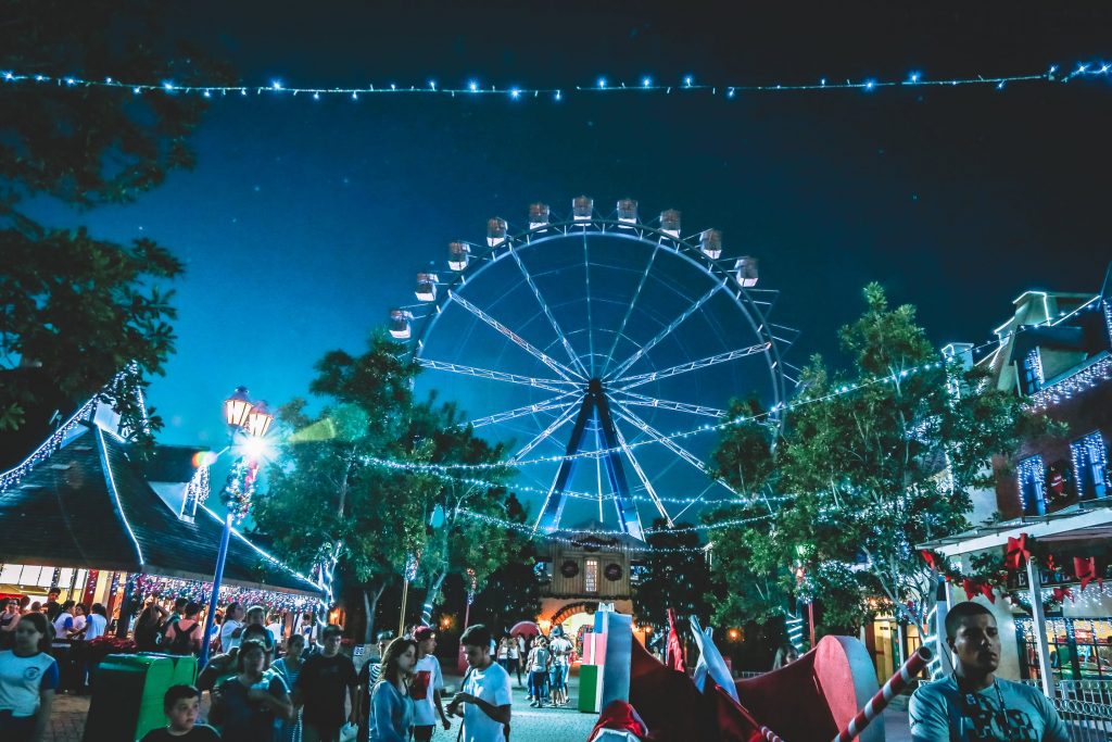 Familie geniet van pretparken in België en Duitsland met spectaculaire attracties en themawerelden