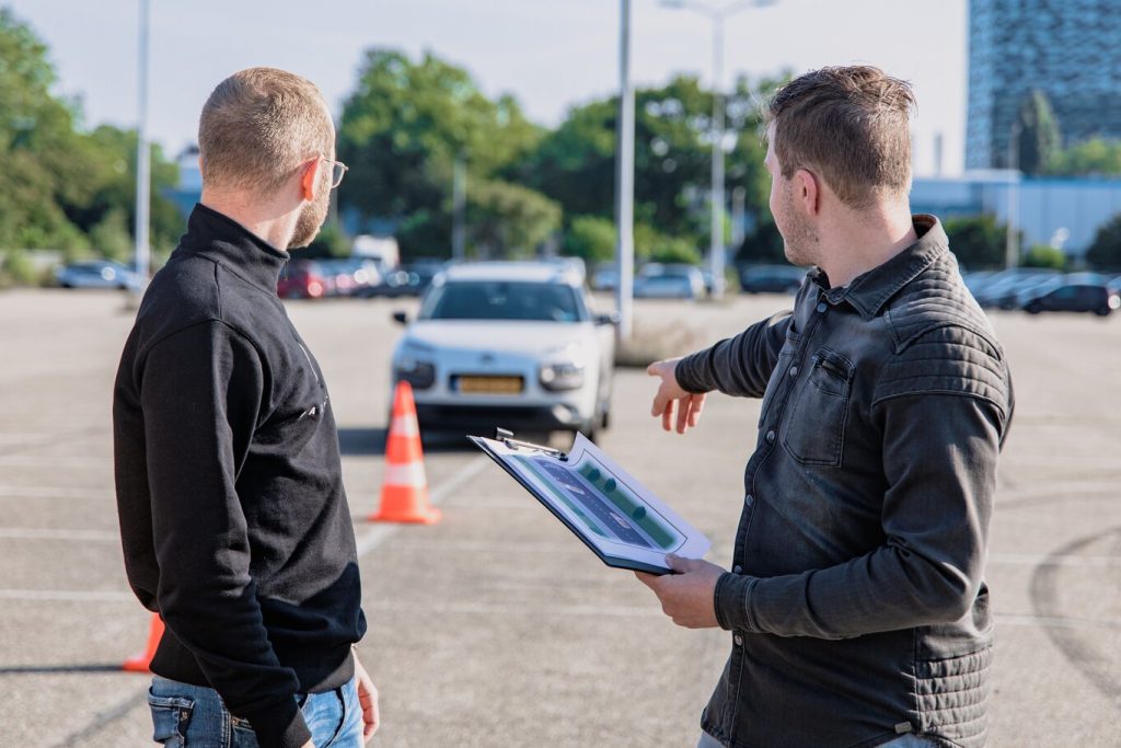 Rijleraar en leerling oefenen rijles in Breda - beste chauffeur worden