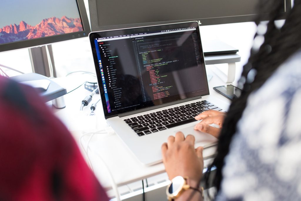 Professioneel werkende in de IT of ICT sector achter een computer met technologie
