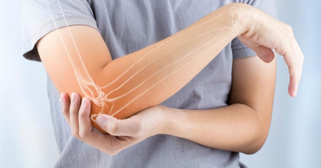 Illustratie van golfelleboog en operatie-informatie, toont anatomie van de ontstoken spieren en pezen aan de binnenkant