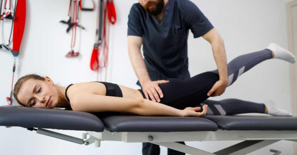Fysiotherapeut behandelt patiënt voor herstel en welzijn fysiotherapie in Almere