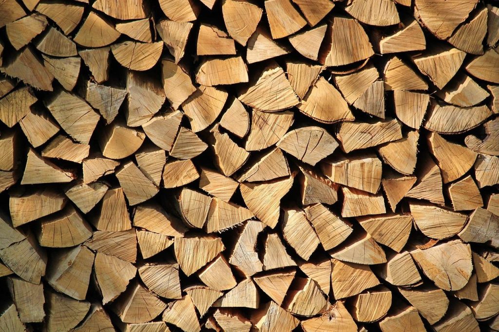 Stapel haardhout van hoge kwaliteit klaar voor winterverbranding in open haard