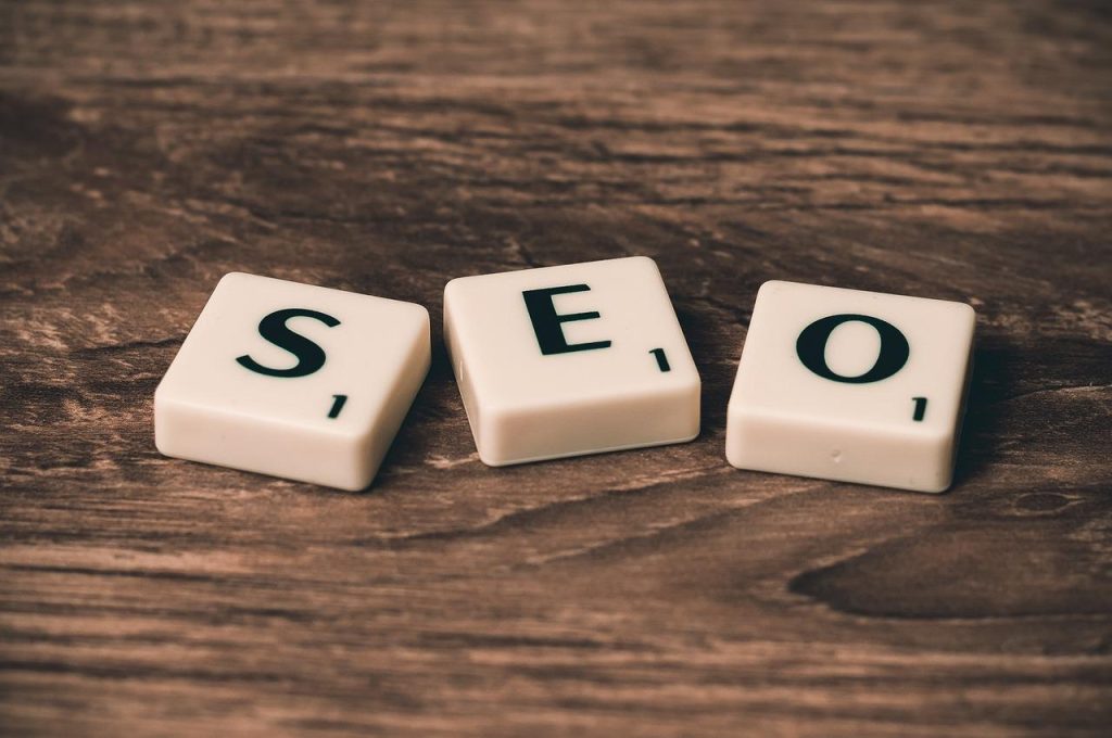 Visuele gids met 5 tactieken voor succesvolle zoekmachine optimalisatie in online marketing