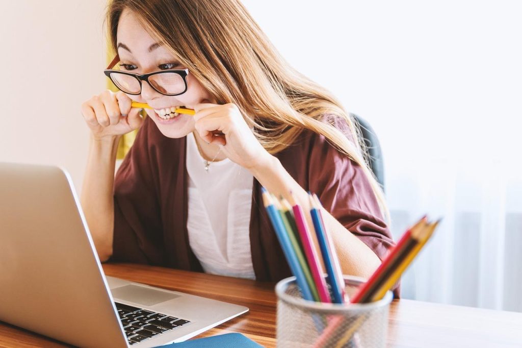 Ondernemer ontspant zich en werkt aan burn-out preventie voor gezonde werk-privébalans