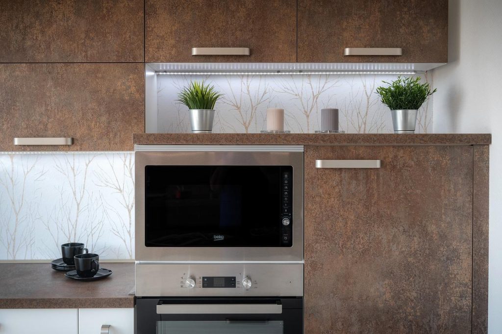Vergelijking van kosten van een keukenrenovatie: volledige renovatie versus keuken spuiten met besparing